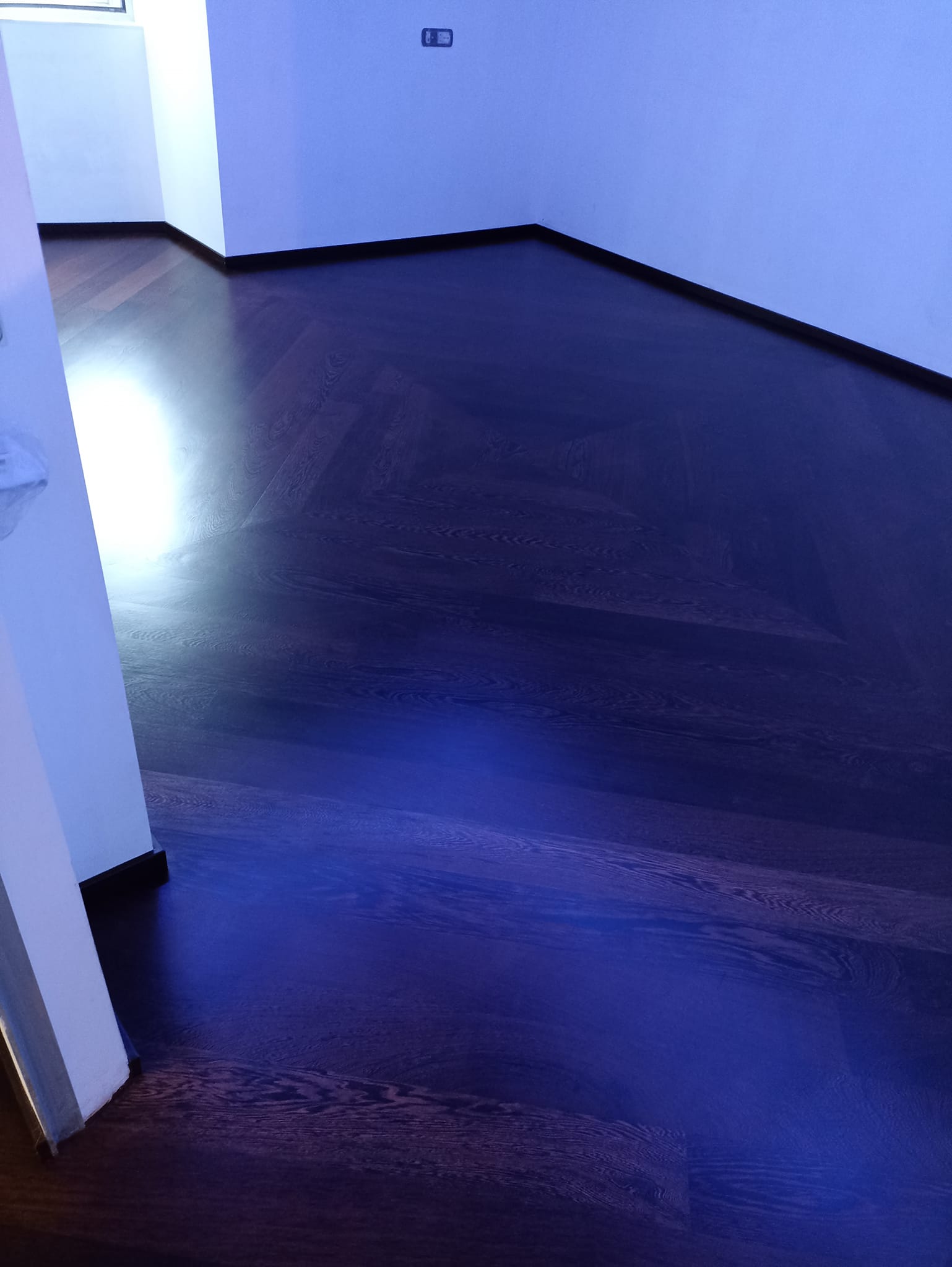 Pavimento parquet, finitura viola