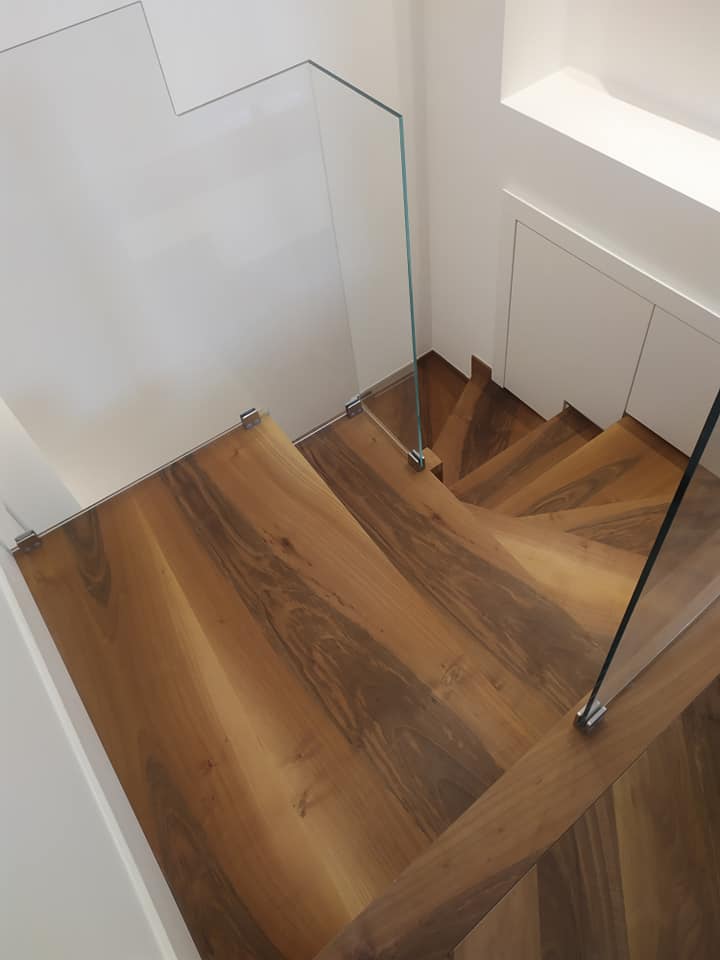 Dettaglio scala in legno e parquet